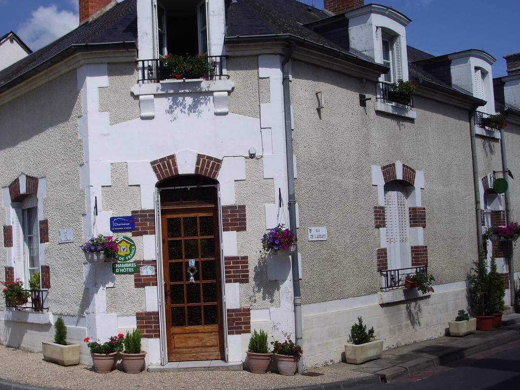 Les Glycines Bed and Breakfast Plaimpied-Givaudins Exteriör bild