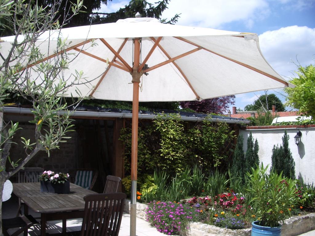 Les Glycines Bed and Breakfast Plaimpied-Givaudins Exteriör bild